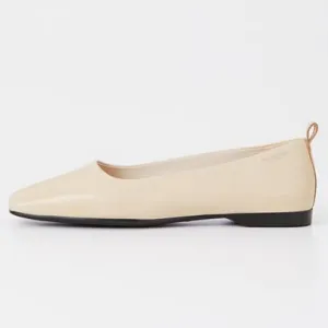 DELIA Off-White Flats