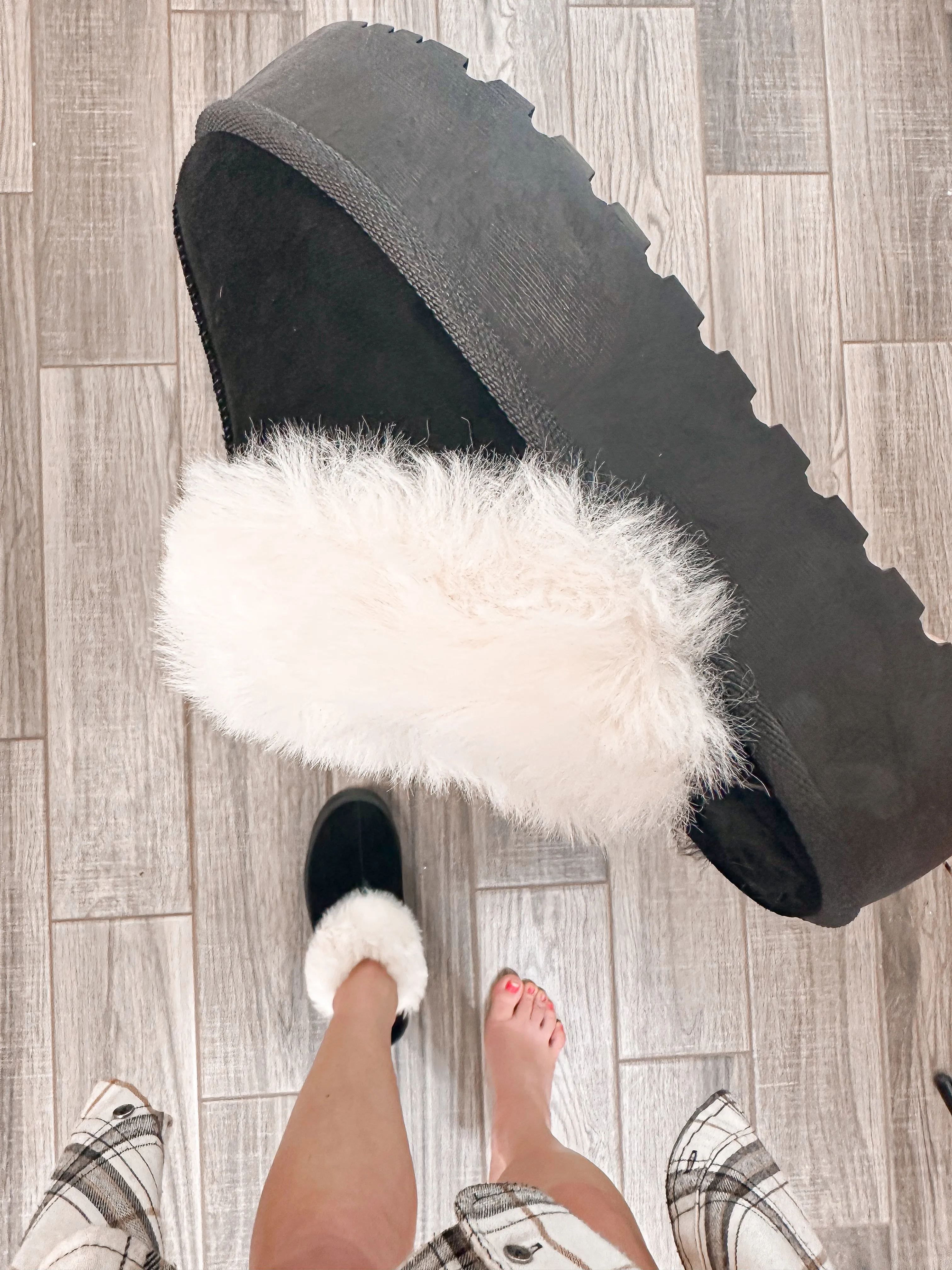 Dream Walker Fur Trim Snow Bootie Slippers in Black